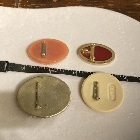 Vintage brooches two Avon one Hallmark 1979 cloisonné. All wearable one unmarked - Picture 7 of 10